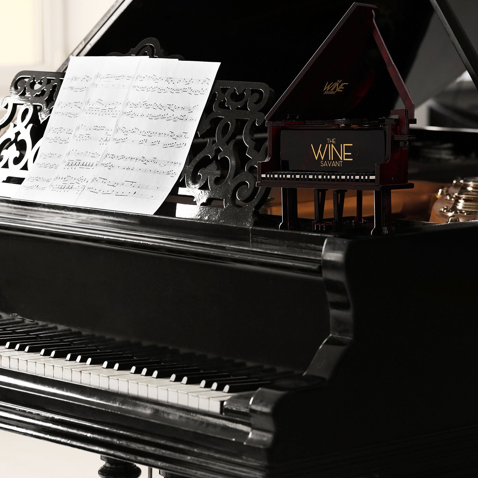 Piano Shaped Whiskey & Wine Decanter - 25OZ Pianist Instrument Unique Decanter Set with Beautiful Gift Box, Gift for Instrumentalist, Music Lover, Orchestra, Musicals, Broad Way Keyboard Enthusiasts